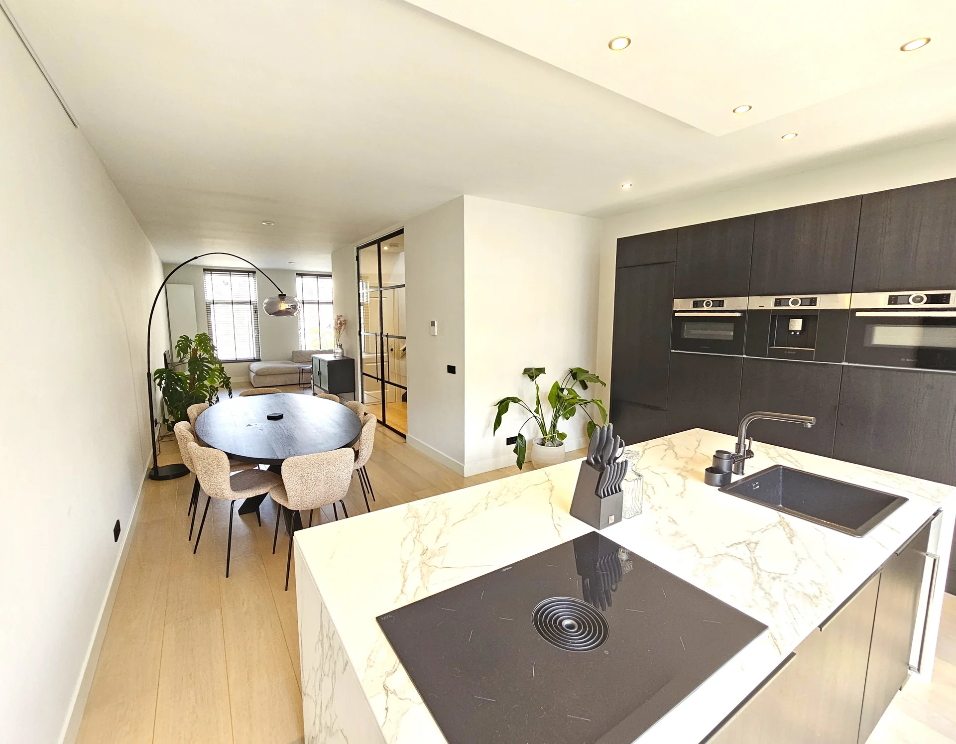 Rental property in Van Oosterzeestraat 22A, Rotterdam