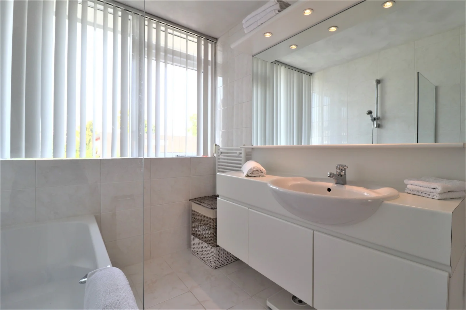 Rental property in Van Bassenstraat 3067, Rotterdam