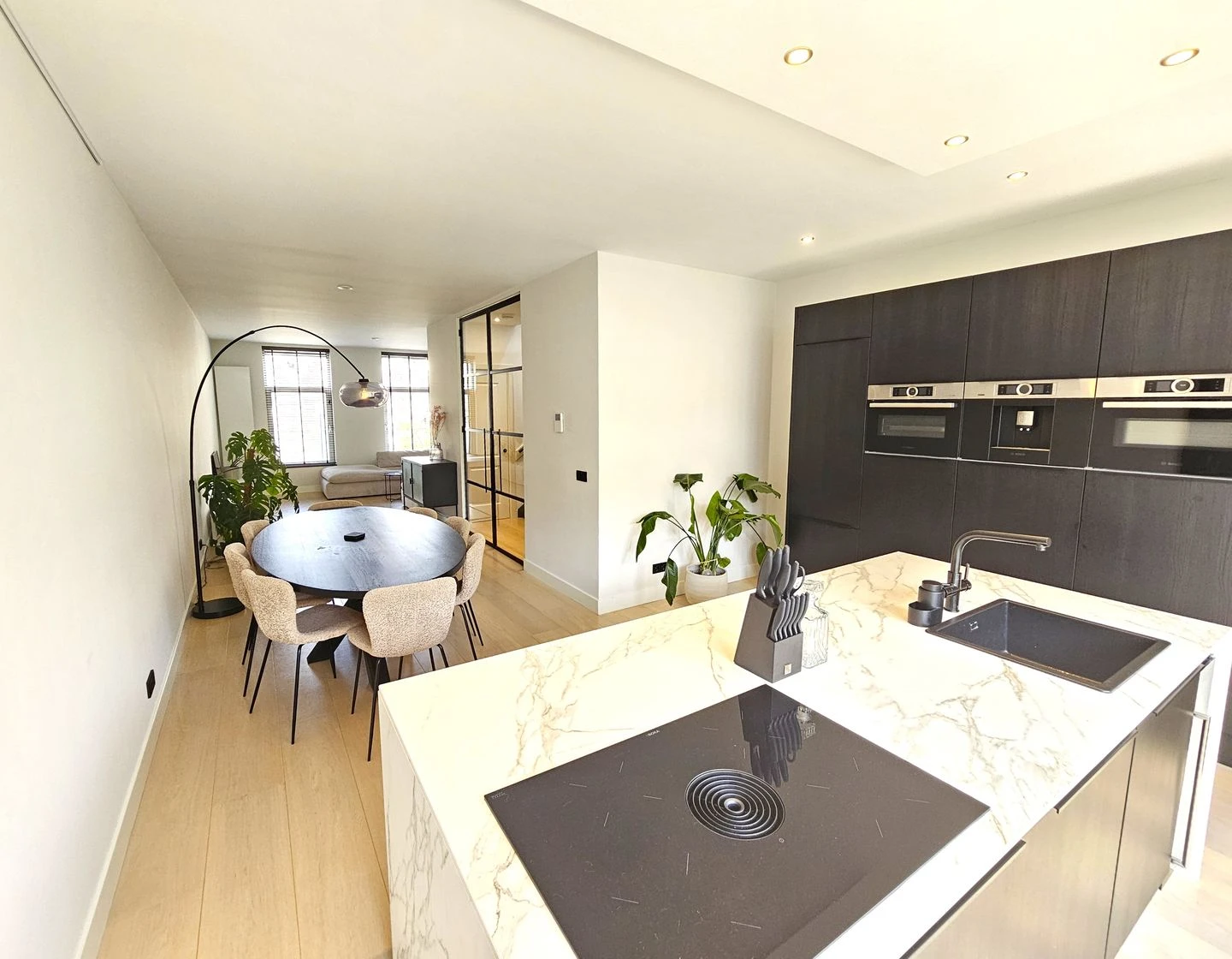 Rental property in Van Oosterzeestraat 22A, Rotterdam