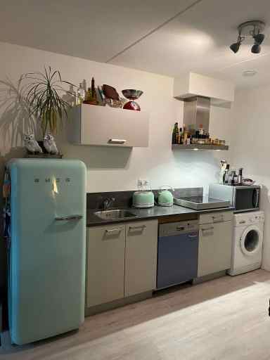 studio de 34m2 à louer pour 1485€/mois à Van Karnebeekstraat, Utrecht