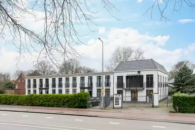 180m2 apartment to rent for 3950€/month in Herenweg 59A, Heemstede