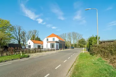 353m2 house to rent for 3150€/month in Essenseweg, Nispen