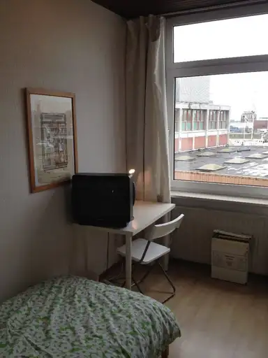 10m2 room to rent for 425€/month in Westduinweg, The Hague