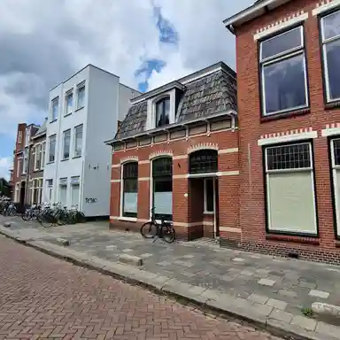 house de 147m2 à louer pour 2250€/mois à Helper Oostsingel, Groningen