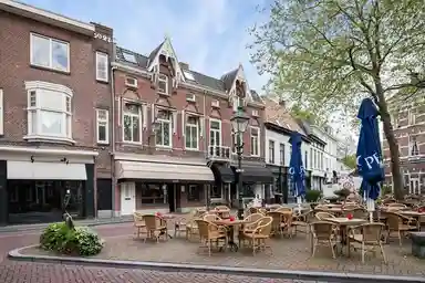 apartment de 164m2 à louer pour 2475€/mois à Ginnekenmarkt, Breda