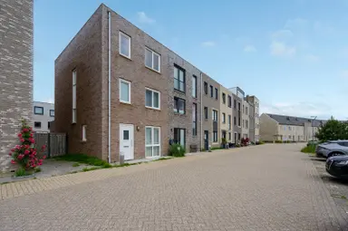 145m2 house zu vermieten für 2800€/Monat in Abebe Bikilastraat 18, Almere