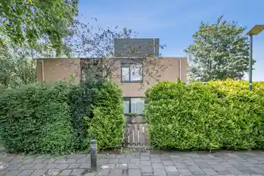 145m2 house to rent for 3495€/month in Distelweide 153, Voorburg