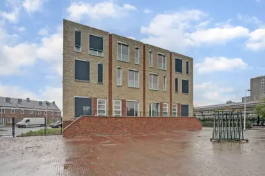 94m2 house to rent for 1184€/month in Parallelweg 18, Almelo
