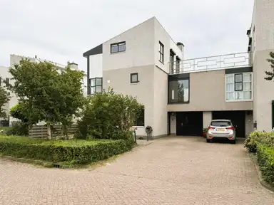 230m2 house to rent for 4950€/month in Teding van Berkhoutweg 36, Halfweg