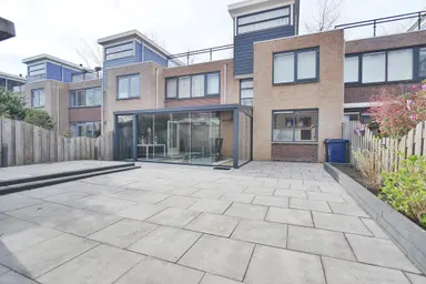 131m2 house à louer pour 2495€/mois à Jan van Eyckstraat, Almere