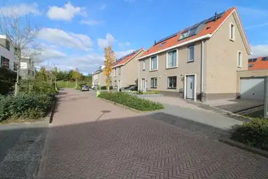 140m2 house to rent for 2850€/month in Songketstraat, Almere