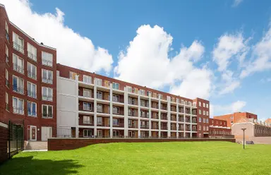 97m2 apartment à louer pour 1595€/mois à Buitenom 180, The Hague