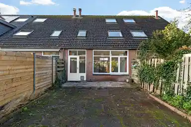 118m2 house à louer pour 1995€/mois à Ringdijk 191, Lelystad