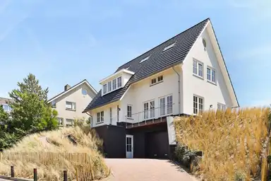 300m2 house to rent for 7950€/month in Javaweg 1, Noordwijk