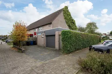 130m2 house to rent for 2450€/month in Borstelgrasstraat 12, Almere