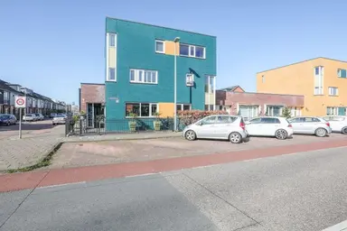 154m2 house à louer pour 2800€/mois à Amazonelaan, Purmerend