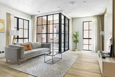 80m2 apartment à louer pour 3250€/mois à Karl Weisbardstraat, Rotterdam