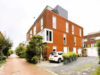 156m2 house à louer pour 3450€/mois à Kampervenuspad, Amsterdam