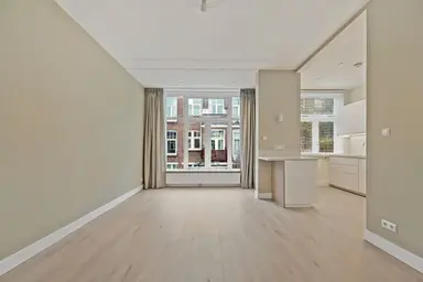 94m2 apartment à louer pour 2250€/mois à Hendrik Zwaardecroonstraat 221, The Hague