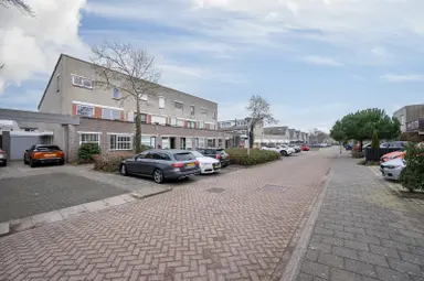 120m2 house à louer pour 2000€/mois à Rondostraat 49, Almere