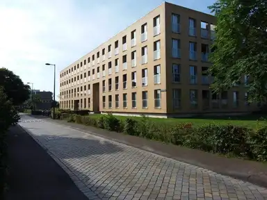 144m2 house à louer pour 2225€/mois à Mattenbiesstraat 54, Amsterdam