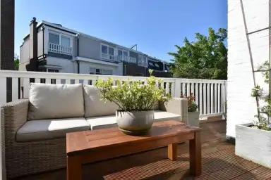 139m2 apartment to rent for 3250€/month in Nassaukade, Rijswijk