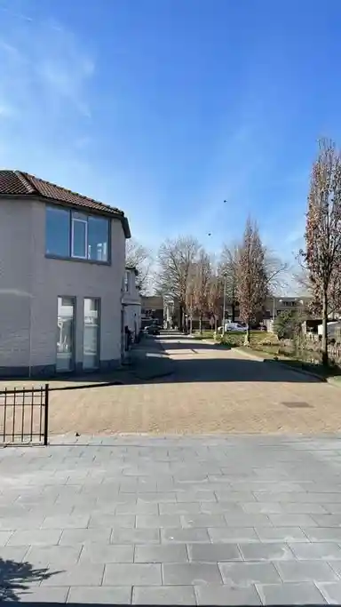 284m2 house à louer pour 2700€/mois à Alkmaardermeer 27, Rotterdam