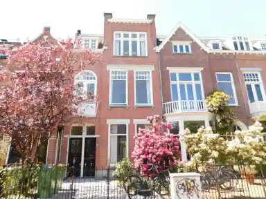 200m2 maison à louer pour 3800€/mois à Baronielaan, Breda