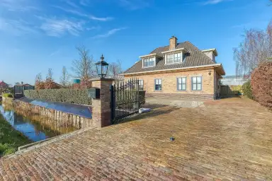 235m2 house to rent for 4250€/month in Middel Broekweg, Honselersdijk