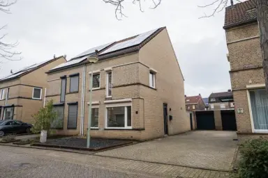 125m2 maison à louer pour 1995€/mois à Kouvenderstraat 154A, Heerlen