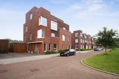 238m2 Haus zur Miete für 3995€/Monat in Tinbergenlaan, Rotterdam