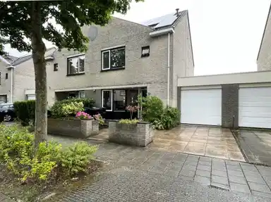 141m2 Haus zur Miete für 2450€/Monat in Esdoornplantsoen, Almere