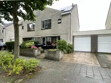 141m2 house to rent for 2450€/month in Esdoornplantsoen, Almere