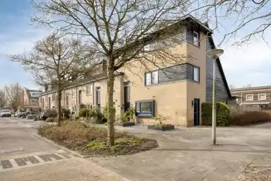 126m2 house to rent for 3500€/month in Marianne Philipslaan, Amstelveen
