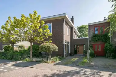 150m2 maison à louer pour 2850€/mois à Dokter de Boerstraat 9, Oostzaan