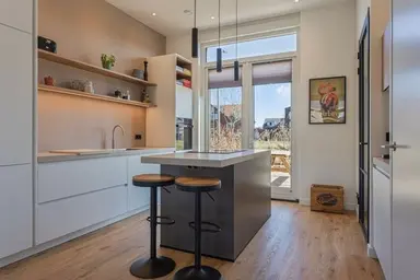 185μ² μονοκατοικία προς ενοικίαση για 3950€/μήνα σε Van der Duijn van Maasdamweg, Rotterdam