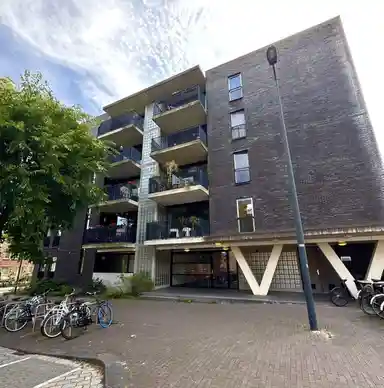 83m2 Appartement à louer pour 2250€/mois à Johan Huijsenstraat, Amsterdam