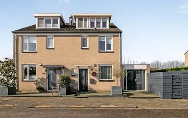108m2 house to rent for 2495€/month in Straat Davis, Krimpen aan de Lek