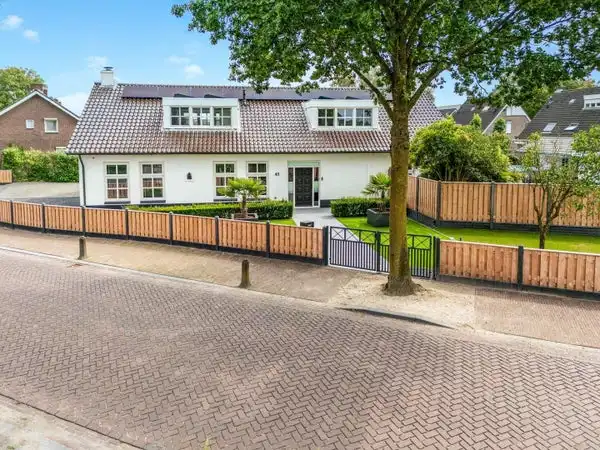 286m2 house to rent for 2995€/month in Kloosterstraat, Geffen