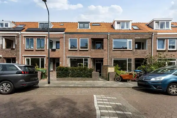 152m2 house to rent for 2950€/month in Roodborststraat 31, Leiden