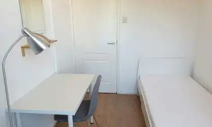10m2 room to rent for 625€/month in Dorpsweg, Rotterdam