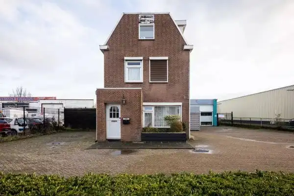 755m2 house to rent for 2100€/month in Oude Moerstraatsebaan, Bergen op Zoom
