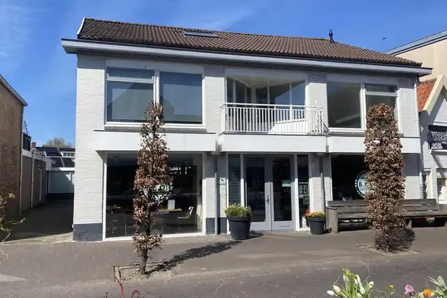 160m2 apartment to rent for 2450€/month in Dorpsstraat 42, Noordwijkerhout
